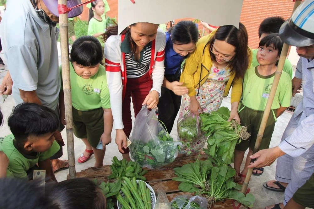 Phiên chợ thu hút rất đông phụ huynh ghé mua rau